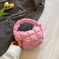 Bolso nube rosa acolchado con cadena plateada y diseño suave de media luna - Rosa
