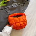Bolso acolchado naranja brillante con elegante correa de cadena de metal plateado - Naranja
