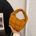 Bolso acolchado amarillo mostaza con costuras cuadradas y cadena plateada - Marrón