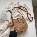 Stroh-Umhängetasche mit brauner Lederklappe und dekorativem Plüsch-Pompon-Anhänger - Mit Anhänger / Khaki