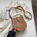Modische beige Stroh-Umhängetasche mit braunem Lederbesatz und verstellbarem Riemen - Ohne Anhänger / Khaki