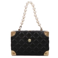 Schwarze gesteppte Box-Tasche mit Perlengriff und goldenem Blumenverschluss - Schwarz