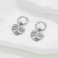 Pendientes de corazón plateados minimalistas con textura espiral sobre fondo piedra - Color Acero