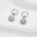 Pendientes colgantes de flor mandala en acero inoxidable plateado sobre fondo de piedra blanca - Color Acero