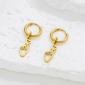 Pendientes de aro dorados con colgante de gesto de corazón sobre piedra blanca pura - Dorado