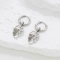Pendientes de aro minimalistas de acero inoxidable plateado con hojas de monstera - Color Acero