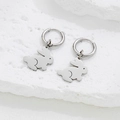 Pendientes de aro con dije de conejo minimalista sobre piedra blanca texturizada - Color Acero