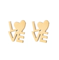 Dettaglio degli orecchini a lobo LOVE dorati con lettere sovrapposte e cuore - Oro