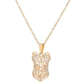 Detailopname van een mopshond hanger met opengewerkt patroon aan gouden schakelketting - Goud