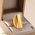 Détail de bague large en acier inoxydable doré avec dimensions 2,9cm et poids 10g - Bague Ouverte Large Lisse / Or
