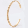 Detailansicht eines goldenen Armreifs mit dreireihigem Perlenstruktur-Design - Drei Streifen Stil