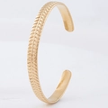 Detailansicht eines vergoldeten C-Manschettenarmbands mit fein gravierten Blattstrukturen - Weidenblatt-Textur