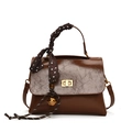 Bolso bandolera retro marrón con estampado de mármol, asa con pañuelo y cierre dorado - Con Colgante / Marrón