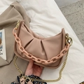 Rosafarbene geraffte Cloud-Bag mit Acrylharzkette und dünnem Gold-Schultergurt - Rosa