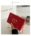 Bolso tipo caja rojo con flores 3D y una correa de cadena de metal dorado fino - Rojo