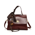 Bolso bandolera rojo oscuro con textura arrugada brillante y asa con pañuelo de lunares - Con Colgante / Rojo