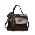 Bolso bandolera retro marrón oscuro en cuero brillante con asa de pañuelo de lunares - Con Colgante / café