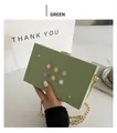 Grüne Box-Clutch mit 3D-Blumen und Herz-Anhängern sowie goldener Kette - Grün