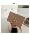 Rosa Abendtasche in Box-Form mit Blumenverzierung und goldener Kette als Riemen - Rosa