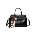 Borsa a mano nera lucida versatile con dettagli dorati e ciondoli con nappine - Nero