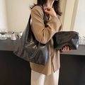 Modisches schwarzes Shopper-Set aus Kunstleder mit passender Tasche für Damen - Schultertaschen-Set / Schwarz