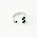 Dettaglio anello regolabile argento con tre strati e tre pietre verdi su fondo bianco - Aperto Regolabile / Anello Triplo Strato con Pietra Verde Color Acciaio