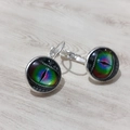 Lever-Back-Ohrringe mit Regenbogen-Drachenaugen-Glaskabochons in Silberfassungen - Silber