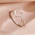Bague ajustable en acier argenté avec motif cœur et flèche sur satin rose - Flèche de Coeur Acier