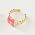 Detailansicht verstellbarer 14K Goldring mit rosa Emaille-Stern und Ketten-Design - Einstellbar Offen / Quadrat Rosa