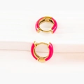 Nahaufnahme der goldenen U-förmigen Huggie-Ohrringe mit leuchtend pinker Emaille - Fuchsia