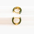 Detalle de pendientes en forma de U dorados con esmalte verde oscuro en fondo blanco - Verde