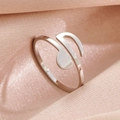 Bague note de musique en argent poli avec anneau réglable sur fond en tissu de soie - Note de Musique Argent