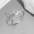 Dettaglio del design a farfalla traforata argento su un anello aperto regolabile - Aperto Regolabile