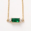Dettaglio del ciondolo in cristallo verde smeraldo quadrato con catena d'oro - Verde