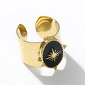 Dettaglio anello regolabile in titanio dorato con pietra ovale nera e motivo sole - Stile Aperto Smalto Stella (A2376) / Stella Celeste Smalto Nero