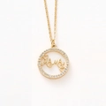 Gros plan du collier pendentif MAMA doré avec zircons pavés et motif cœur - Style Lettre MAMA avec Cœur