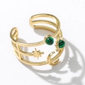Dettaglio anello dorato regolabile con design stella e luna e pietre di malachite verde - Aperto Regolabile / Stella Luna Pietra Verde