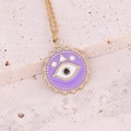 Macro-opname van gouden Evil Eye ketting met paarse emaille hanger op stenen achtergrond - Paars