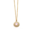 Detail der Sonnenanhänger-Halskette mit rosa Stein an einer feinen Goldkette - Rosa