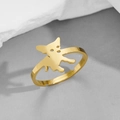 Detail van een gouden verstelbare ring met een schattig hol uitgesneden hondensilhouet - Franse Bulldog Silhouet (Gouden Hond) / Hond Goud