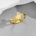 Dettaglio macro di un anello a forma di gatto dorato 3D con occhi traforati e fascia aperta - Silhouette del Corpo del Gatto in Piedi / Oro