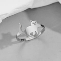 Dettaglio dell'anello a forma di gatto in metallo argento con rifiniture curate - Silhouette del Corpo del Gatto in Piedi / Color Acciaio