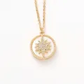 Collier élégant avec pendentif boussole étoile dorée, incrustation nacre et zircons - Style Étoile Octogonale en Relief Nacre
