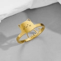 Vue détaillée de la bague chat dorée avec gravure faciale et anneau ouvert ajustable - Chat de Dessin Animé en Ligne / Or