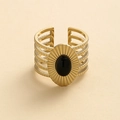 Dettaglio anello retrò dorato con pietra nera ovale e rilievo a raggiera solare - Aperto Regolabile / Oro Fascia Larga Sunburst Nero