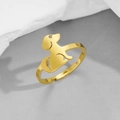 Detailaufnahme eines minimalistischen goldenen Hundesilhouetten-Rings mit verstellbarem Band - Gold Sitzender Hund