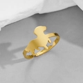 Makroaufnahme des verstellbaren goldenen Dackel-Rings mit Fokus auf metallischem Glanz - Gold Dackel