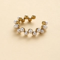 Goldener offener Ring mit Perlenstruktur und kleinen weißen Perlen auf neutralem Grund - Gold Perle