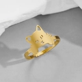 Détail d'une bague tête de chat dorée minimaliste avec anneau ajustable et ajouré - Visage de Chat Évidé Minimaliste / Or