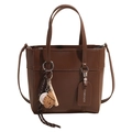 Borsa a secchiello sottobraccio in finta pelle marrone con ciondolo da baseball e tracolla - Stile Con Ciondolo Baseball / Marrone
